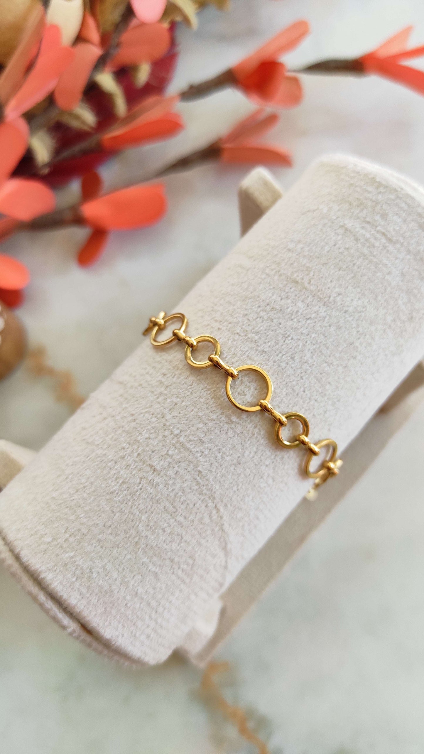 Golden circular link bracelet