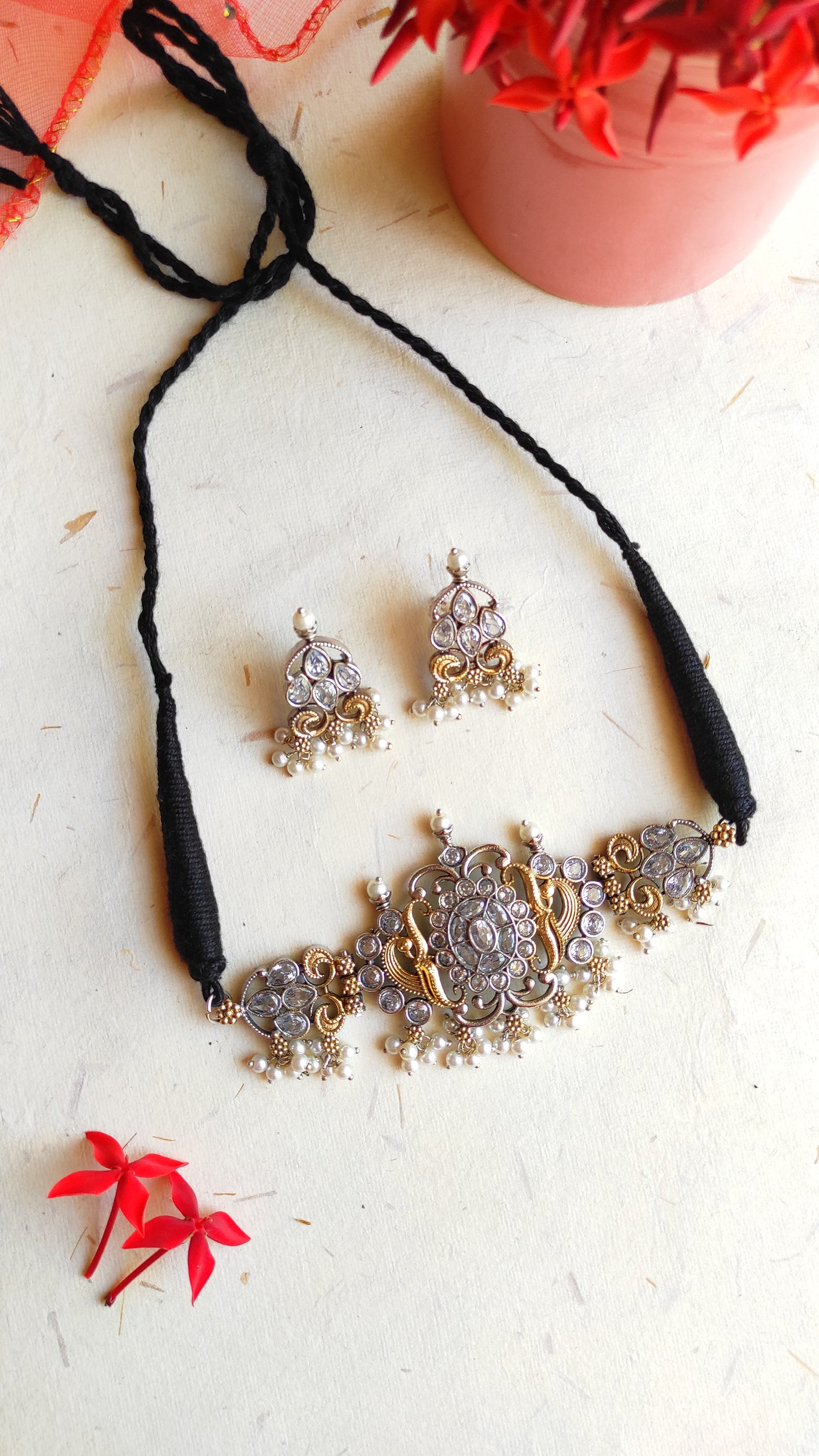 Pranaali dual tone choker set