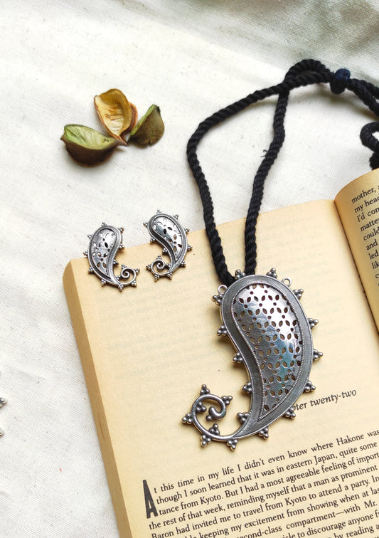 Paisley silver lookalike neckpiece with earrings