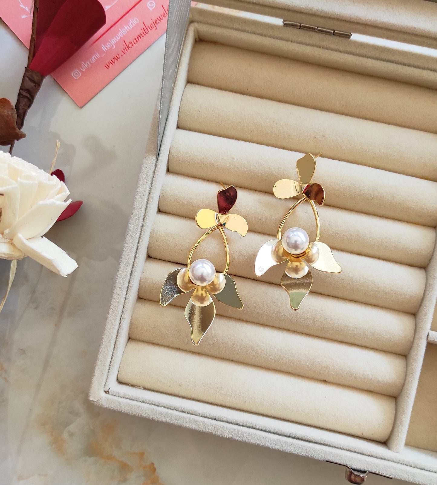 Golden petals earrings