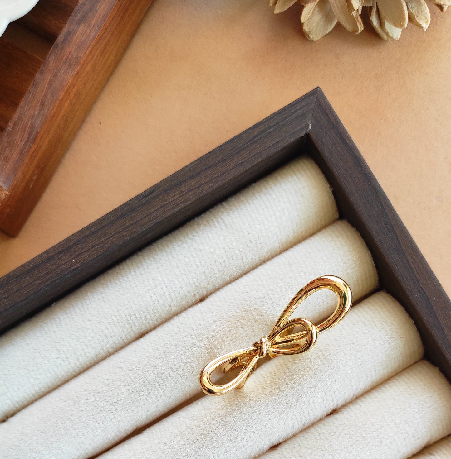Double bow gold plated adjustable finger ring