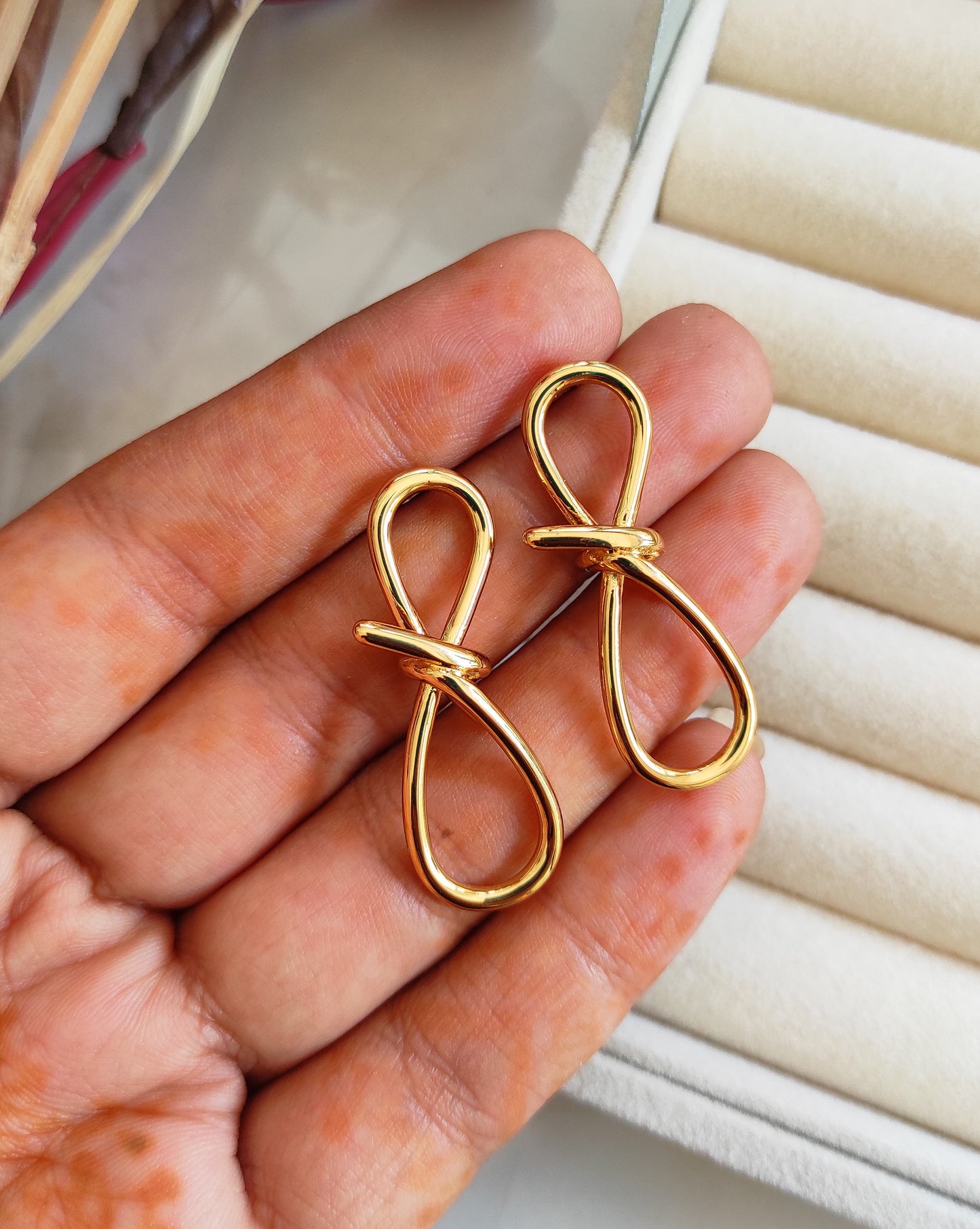 Knot golden studs earrings
