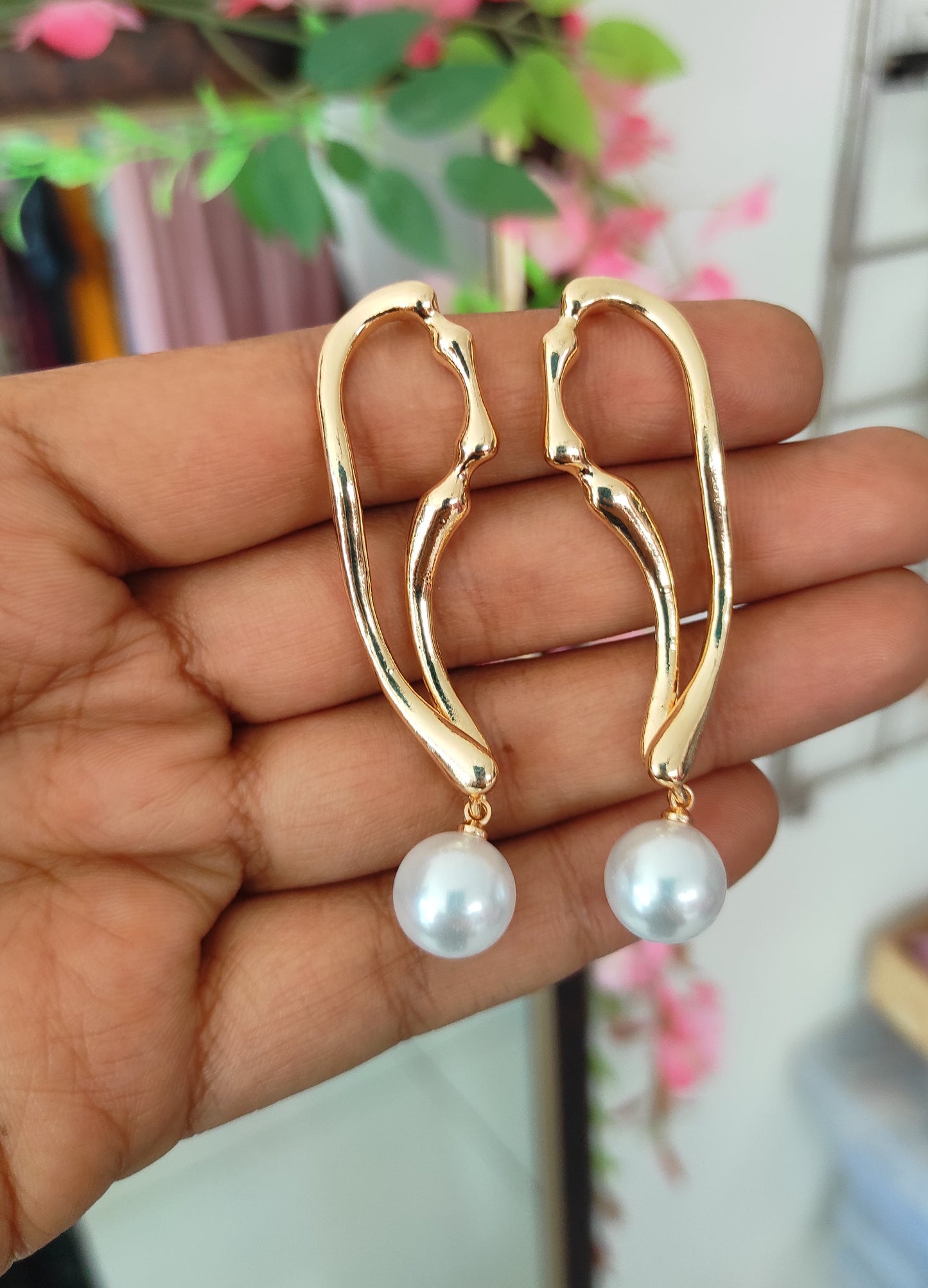 Drop golden pearl earrings