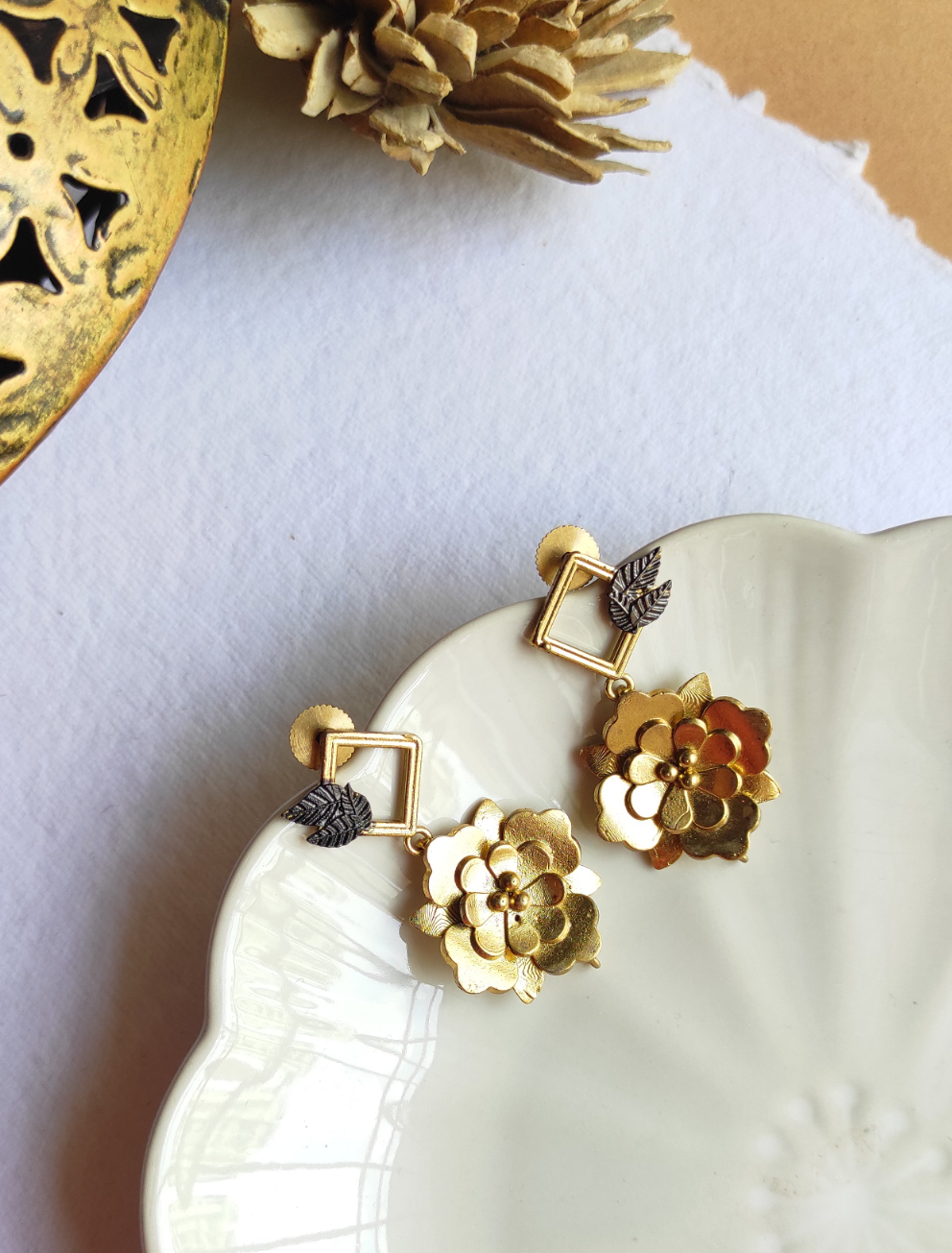 Dangling flower earrings