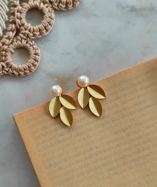 Leafy golden studs earrings