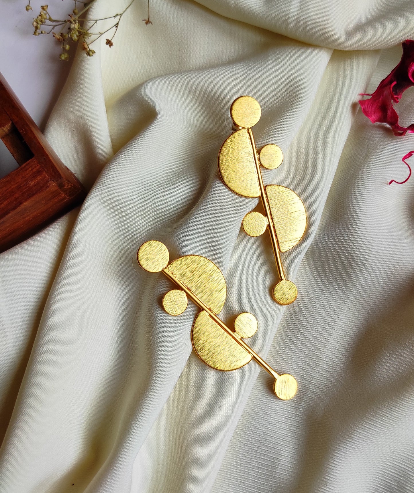 Golden geometric studs earrings