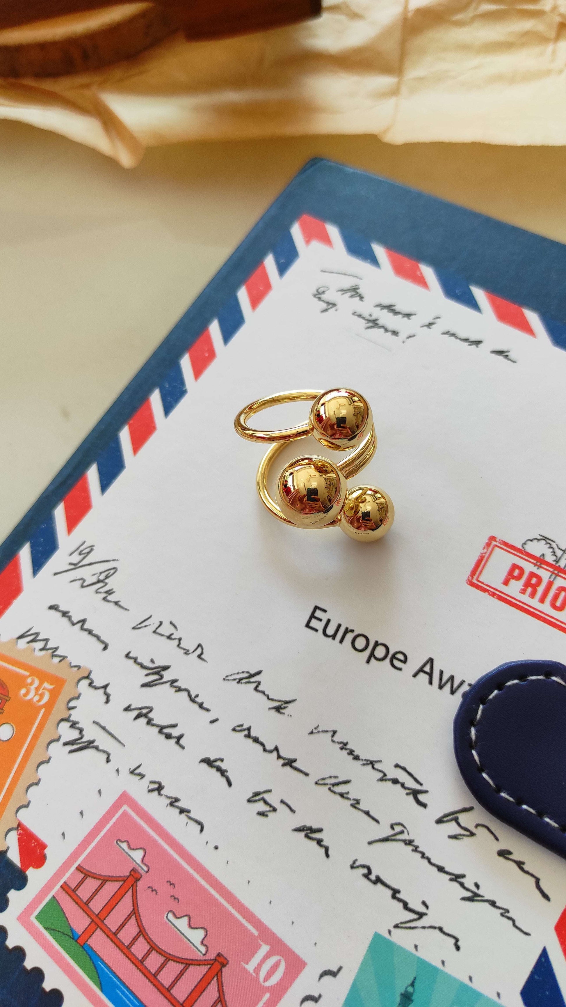 Golden bubble ring