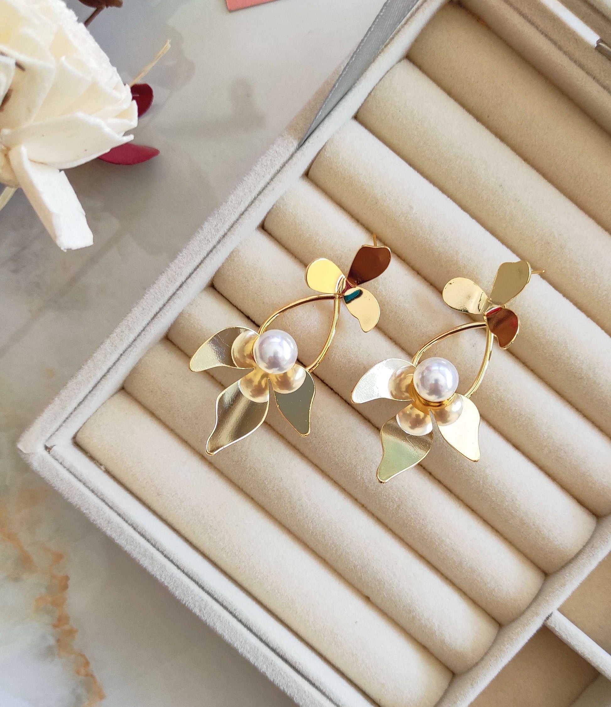 Golden petals earrings