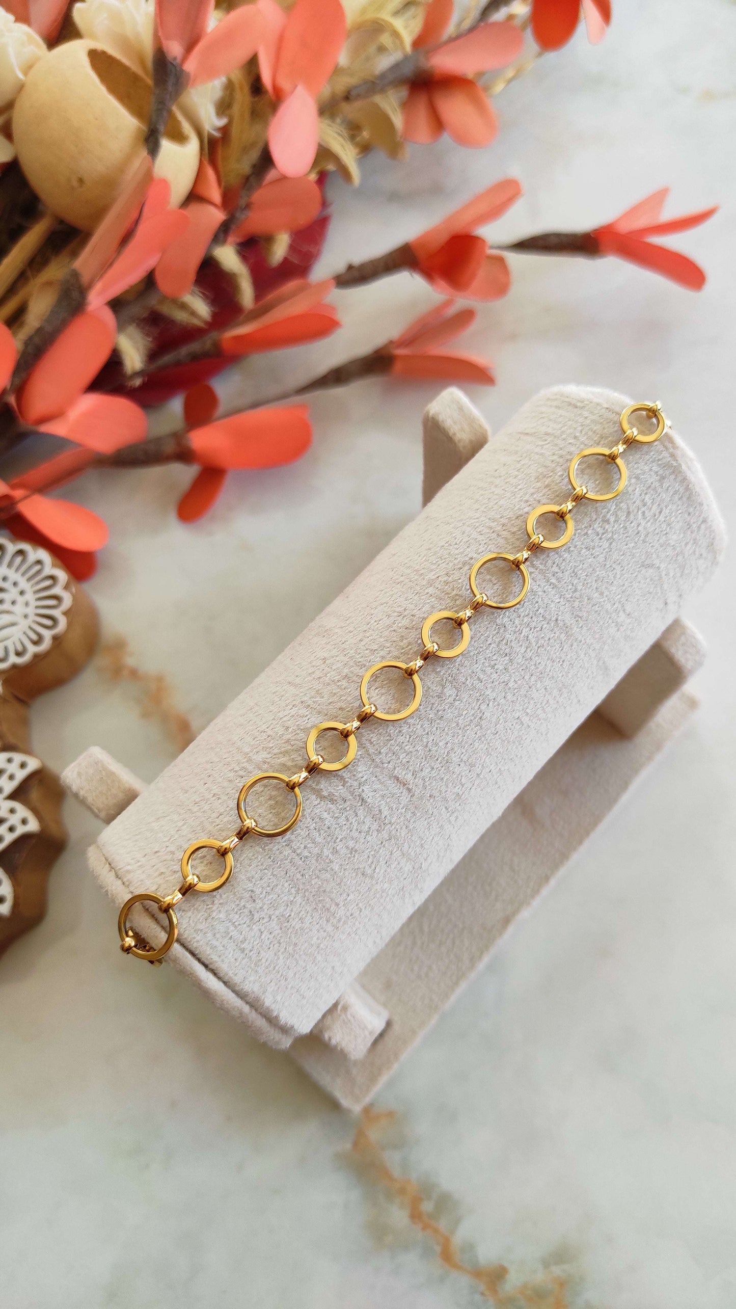 Golden circular link bracelet