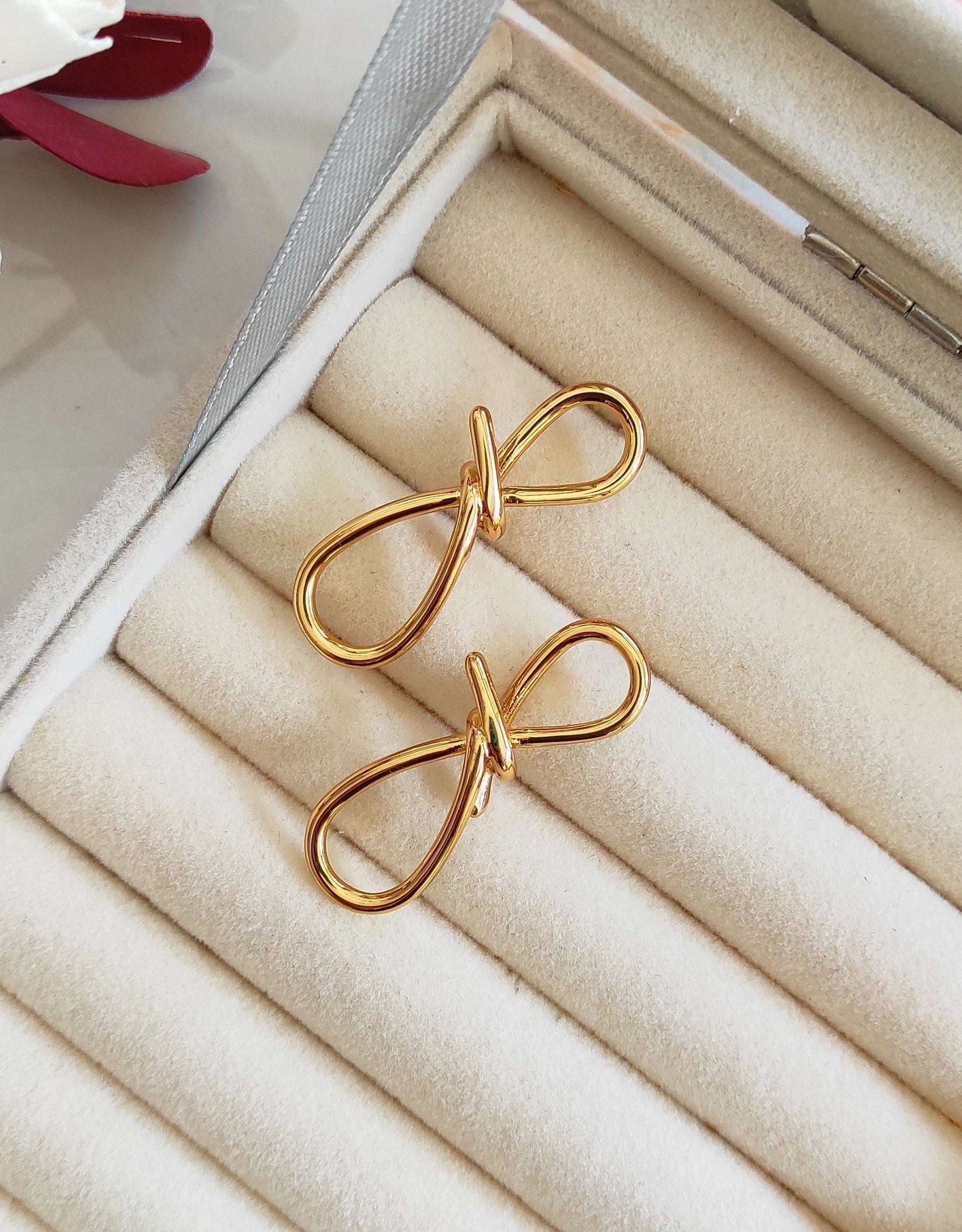 Knot golden studs earrings