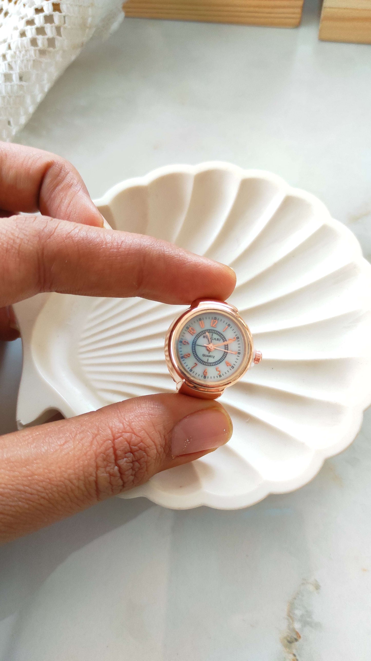 Watch finger ring
