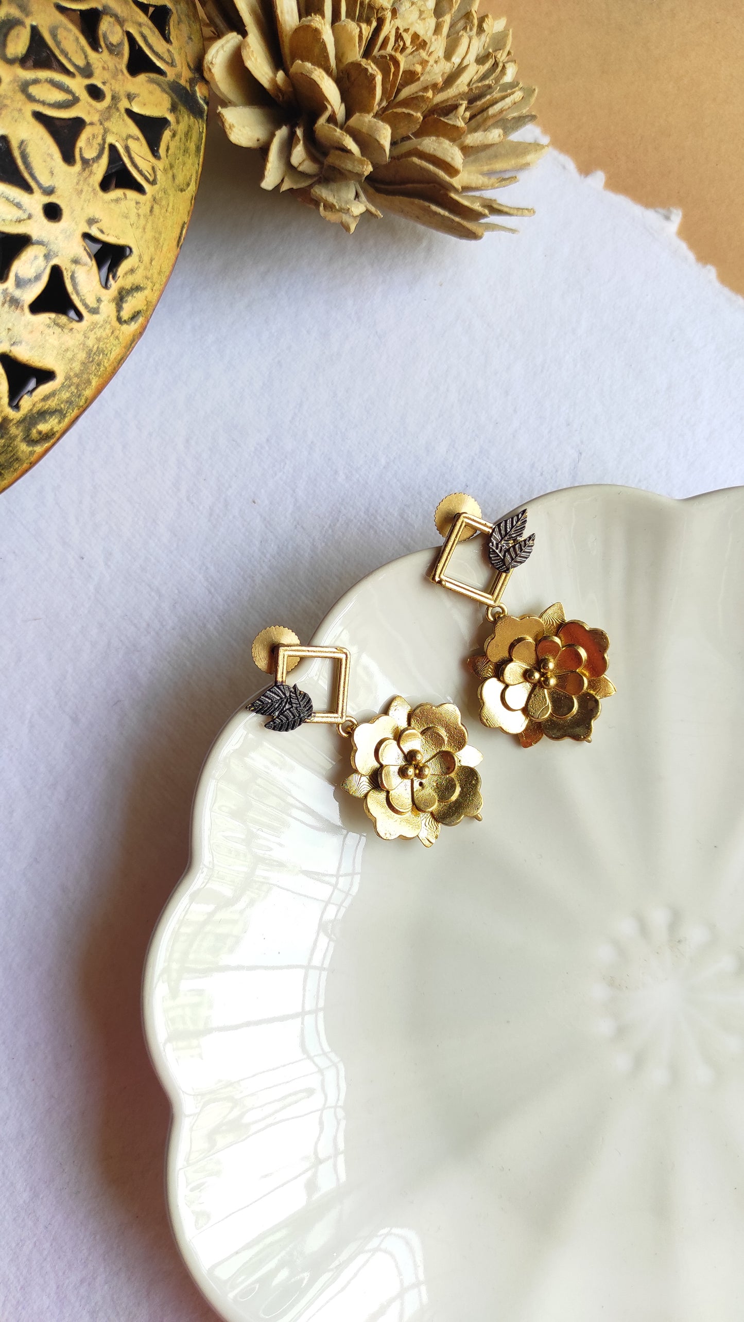 Dangling flower earrings