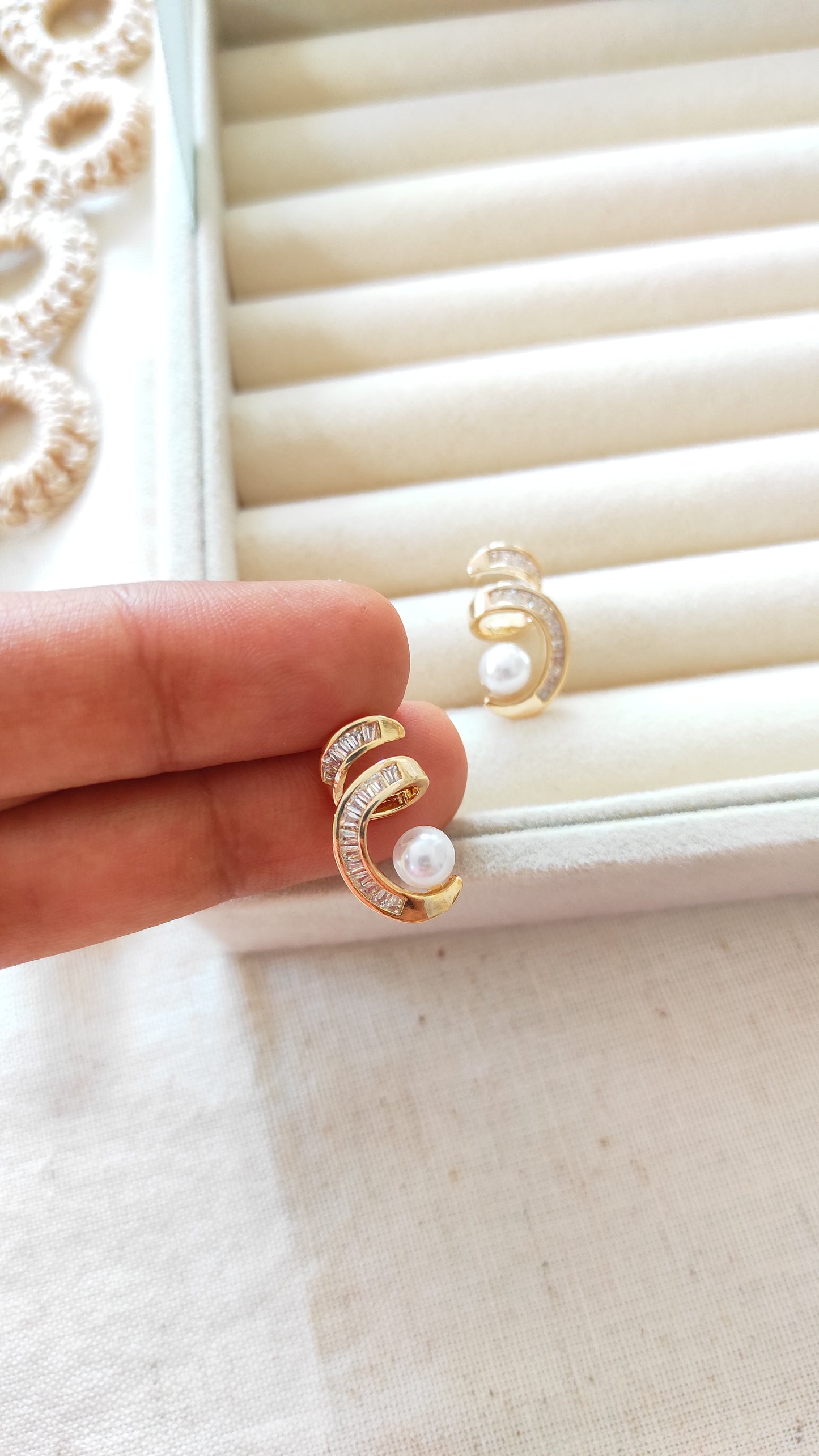 Korean golden sparkling crystal stud earrings with pearl