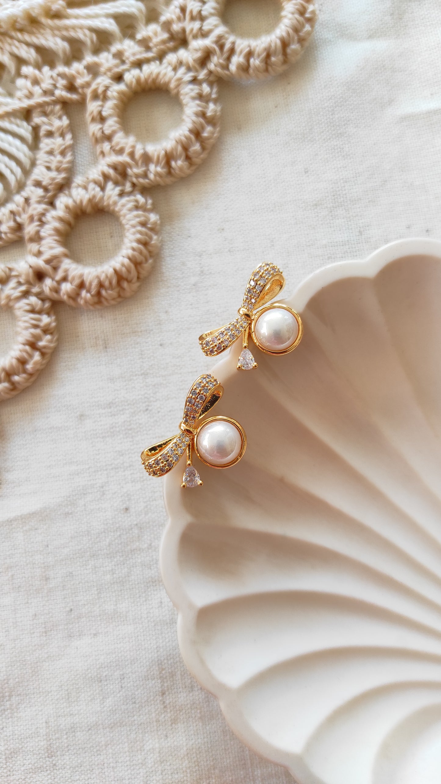 Korean golden pearl bow stud earrings