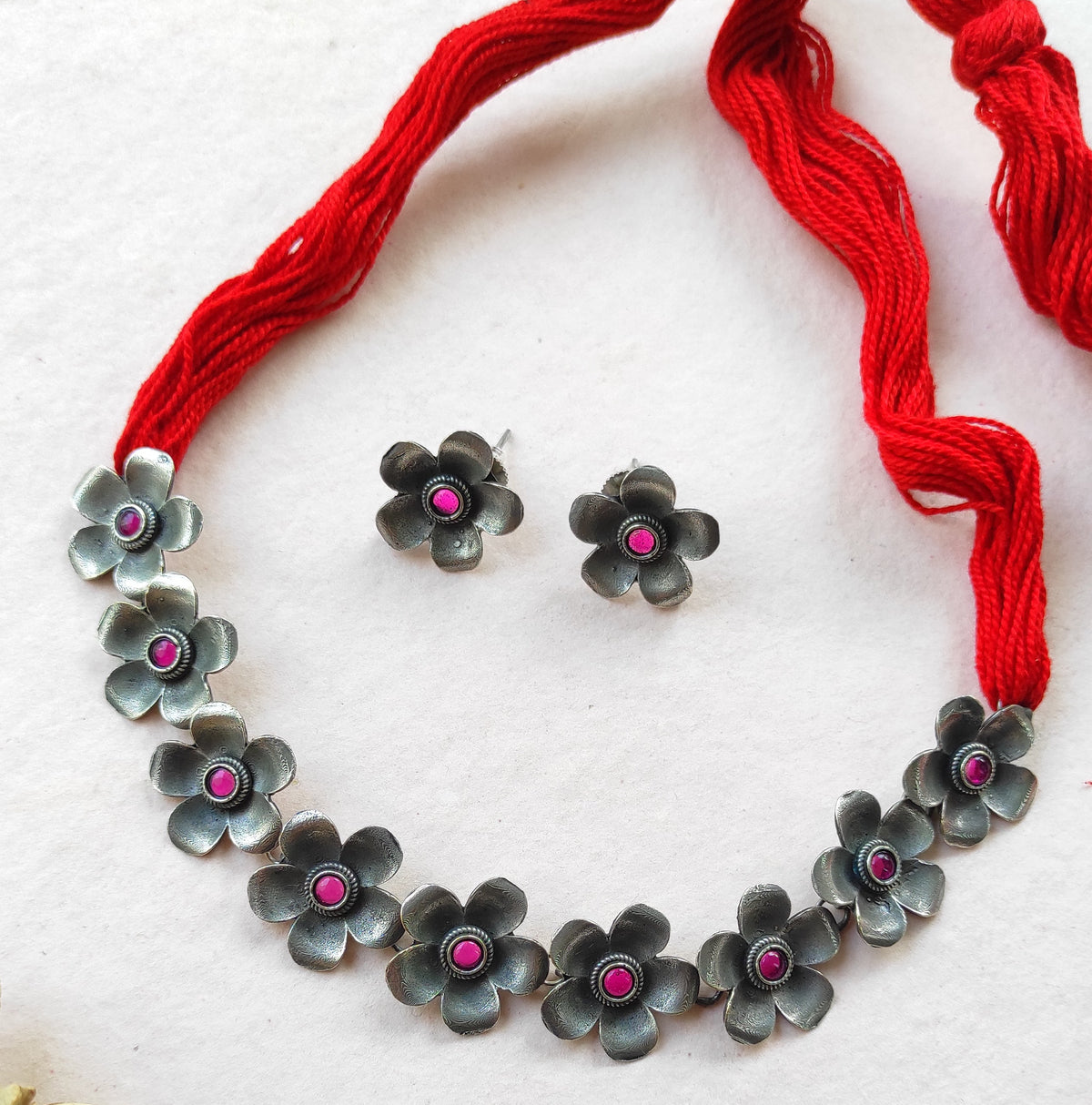 Floral silver lookalike dori necklace