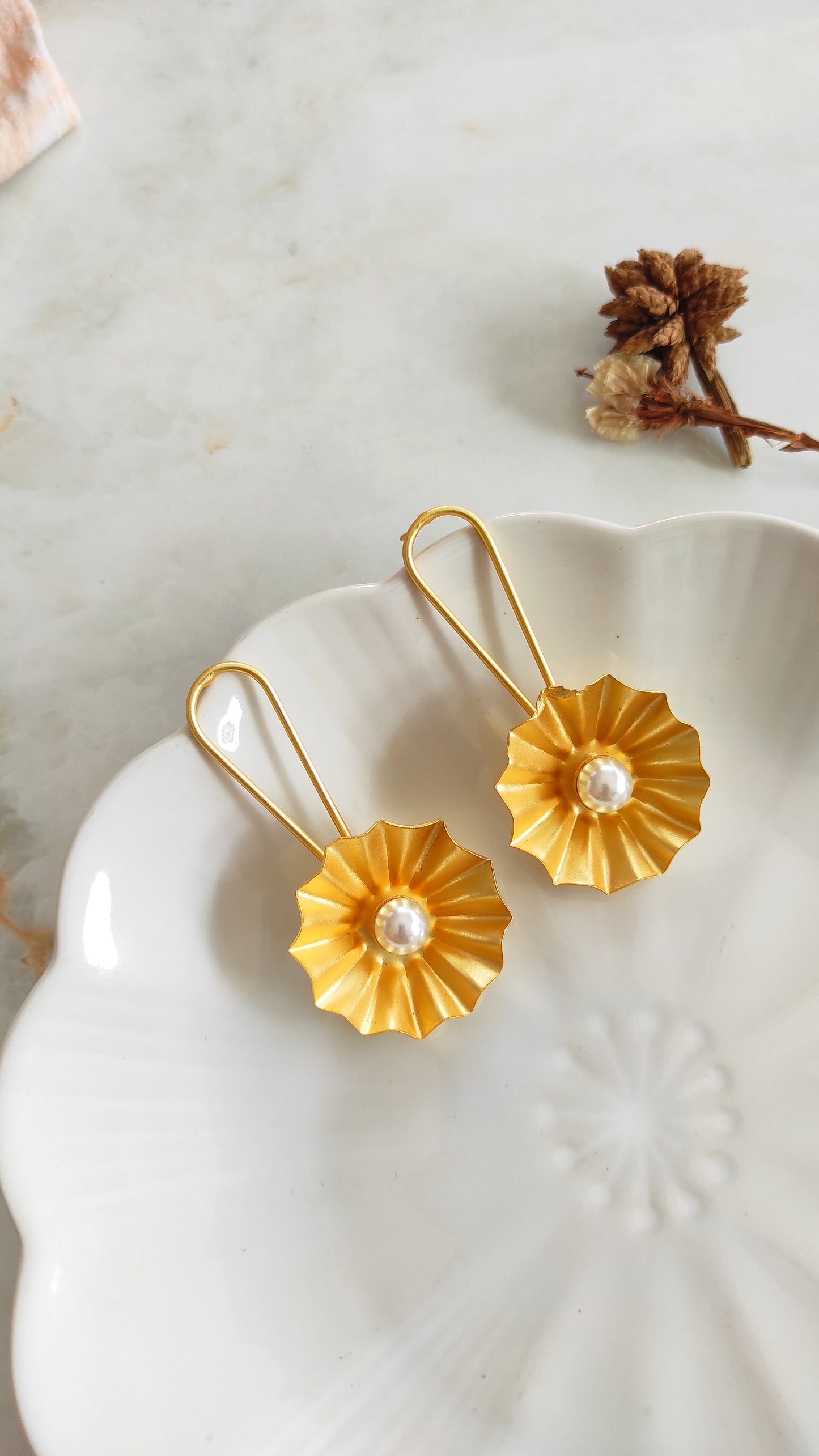 Flora golden pearl earrings