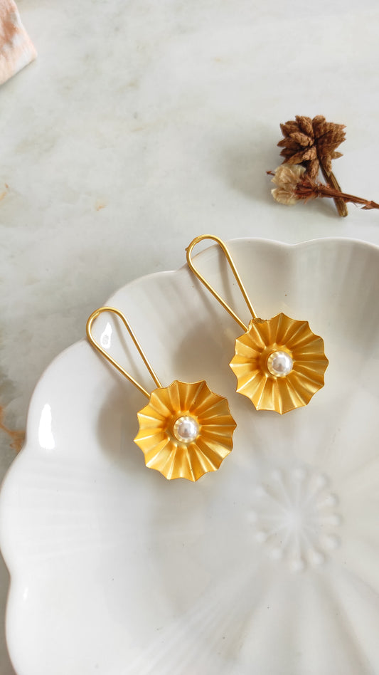 Flora golden pearl earrings