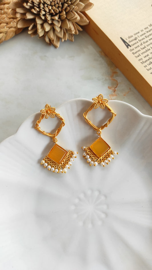 Vanita golden earrings