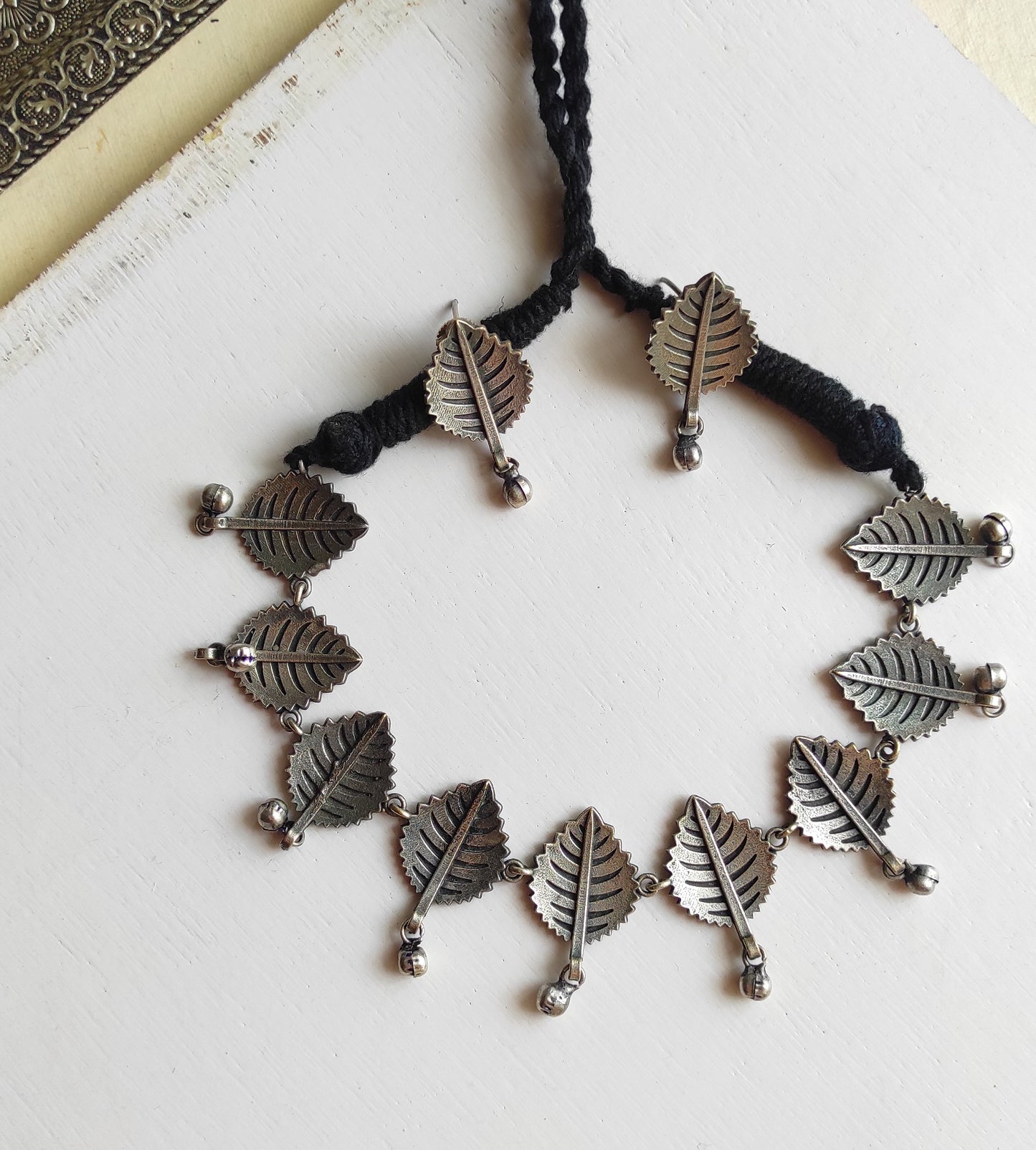 Leafy silver lookalike necklace studs set