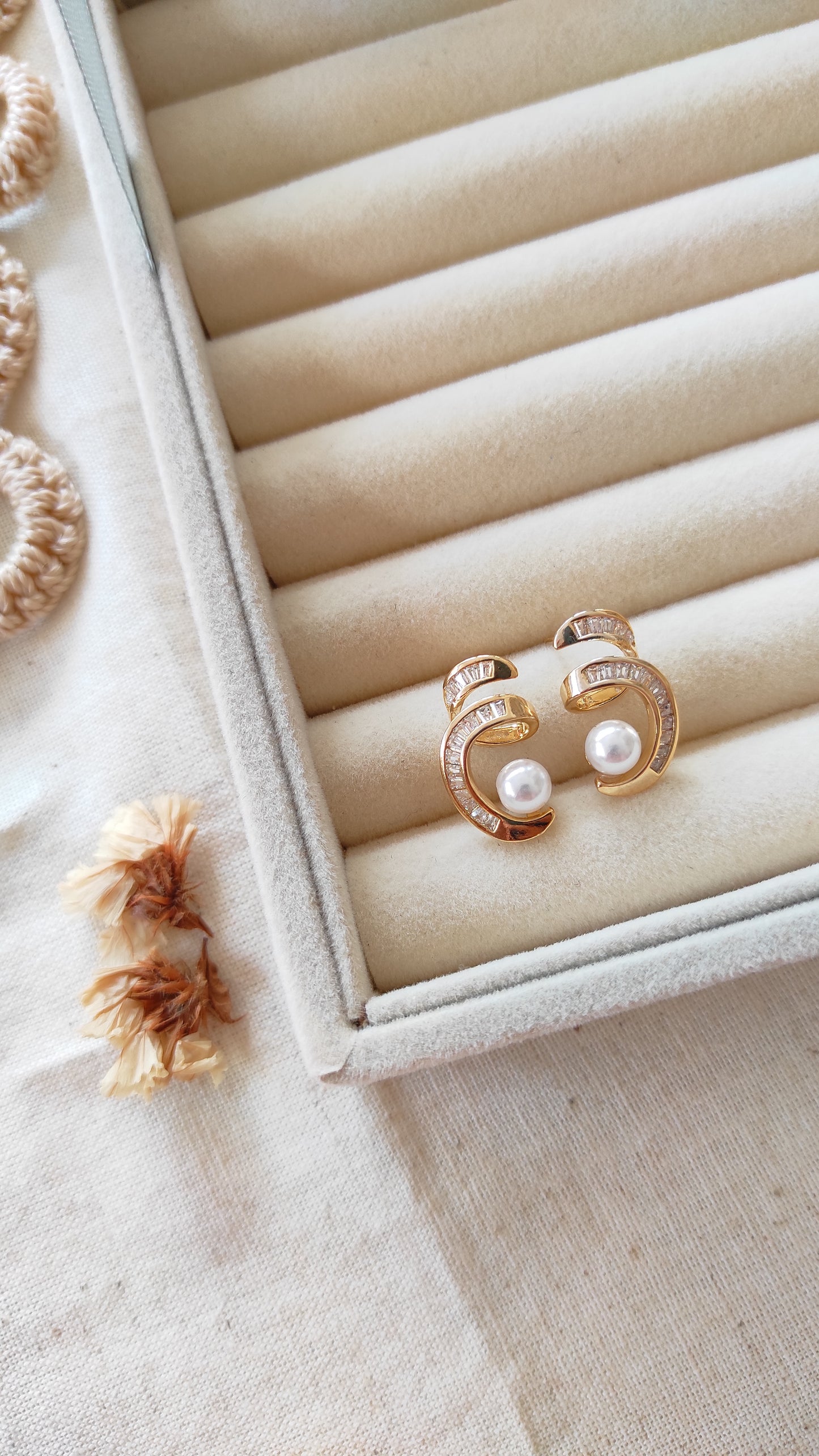 Korean golden sparkling crystal stud earrings with pearl