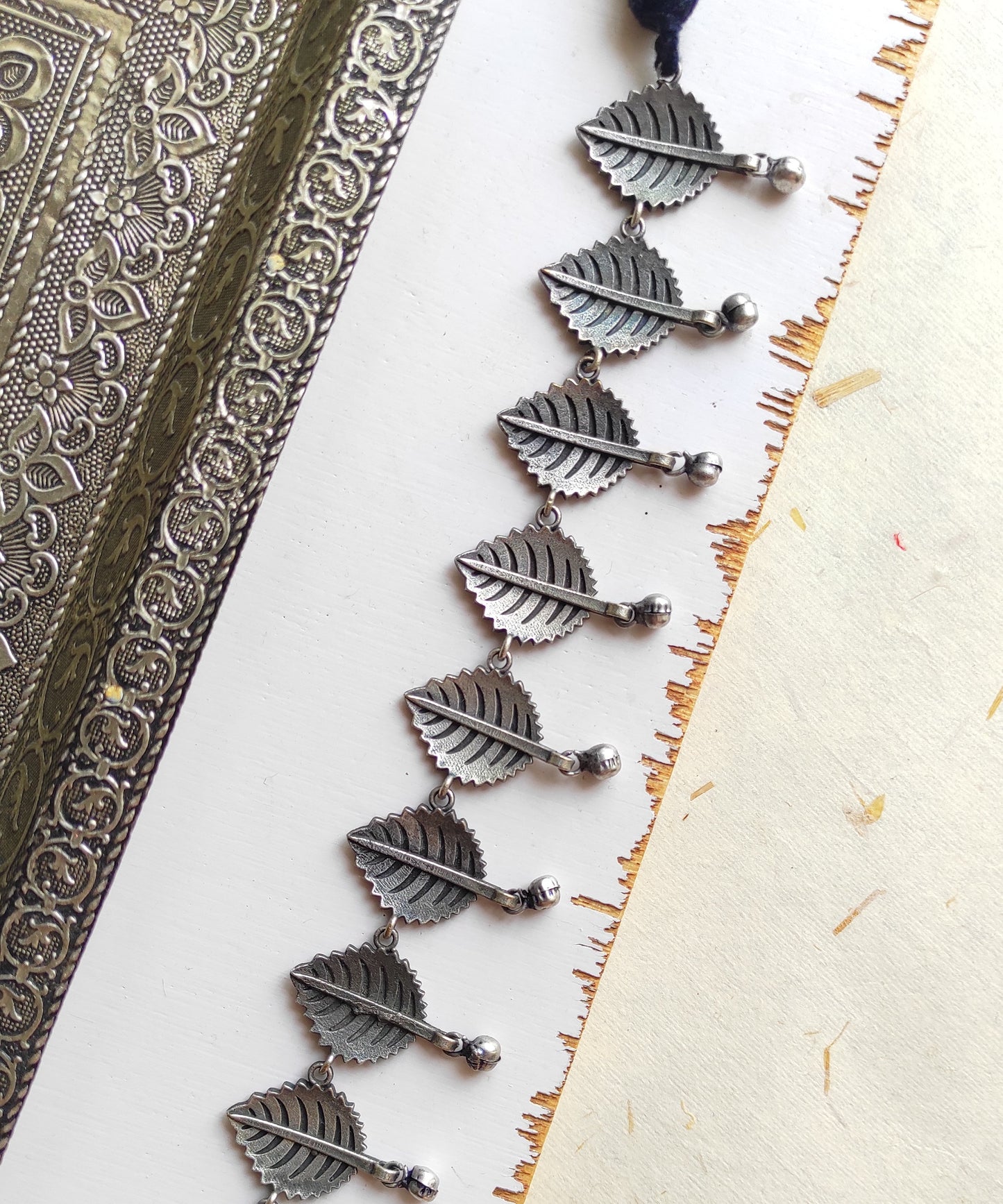 Leafy silver lookalike necklace studs set