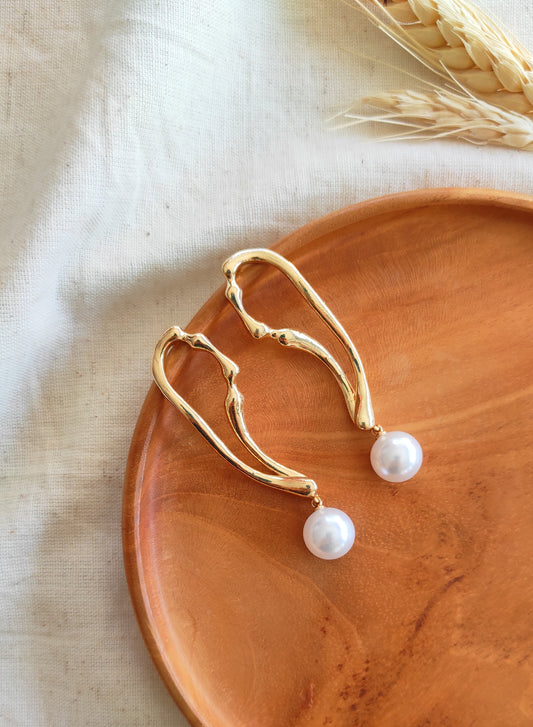 Drop golden pearl earrings