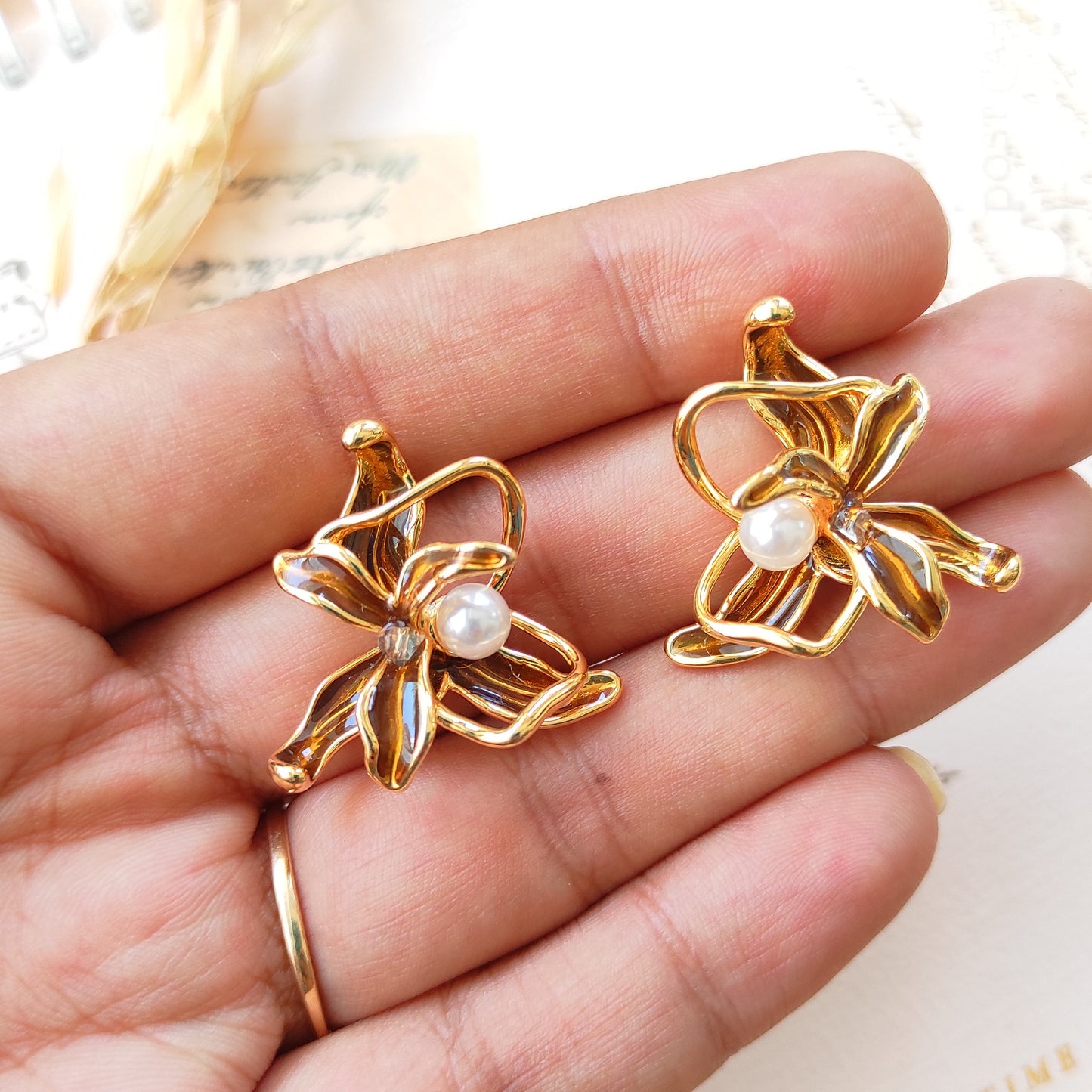 Golden enameled flora studs earrings