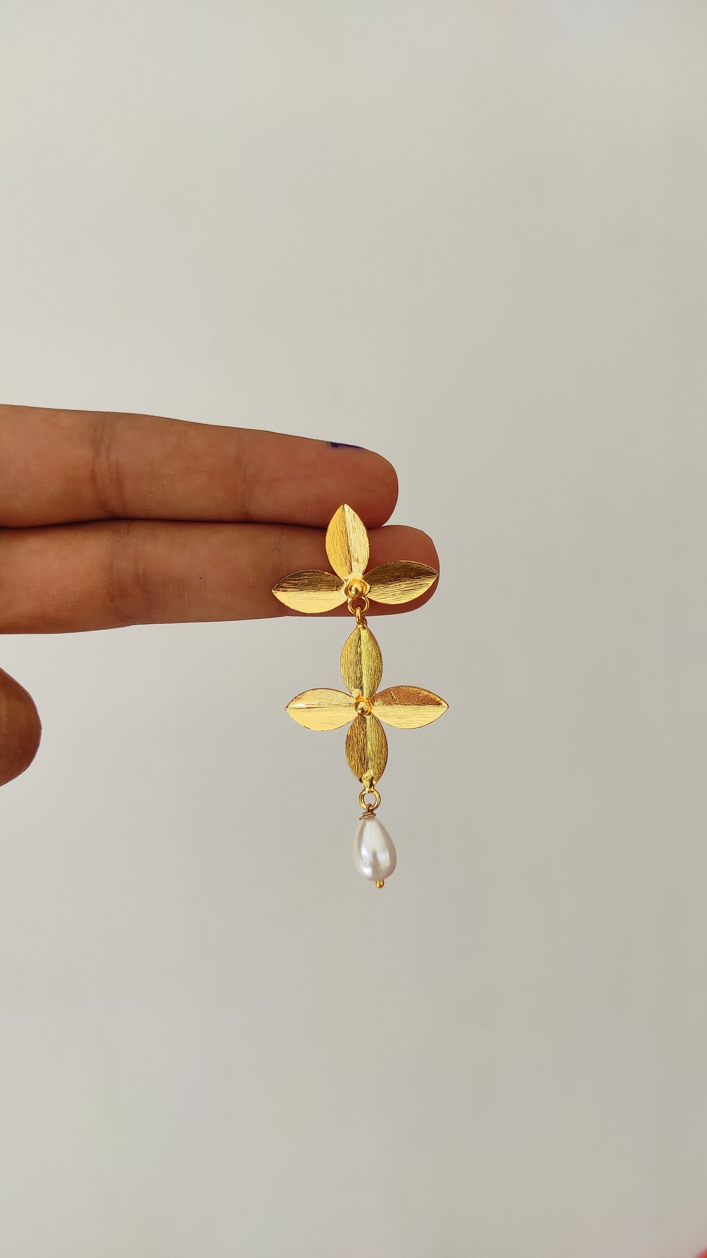Golden leaf earrings with hanging pearl