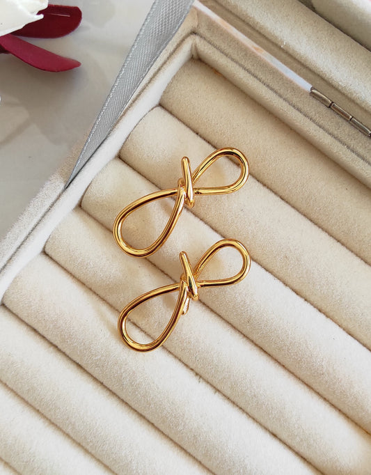Knot golden studs earrings
