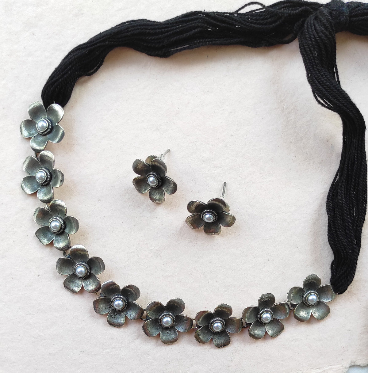 Floral silver lookalike dori necklace