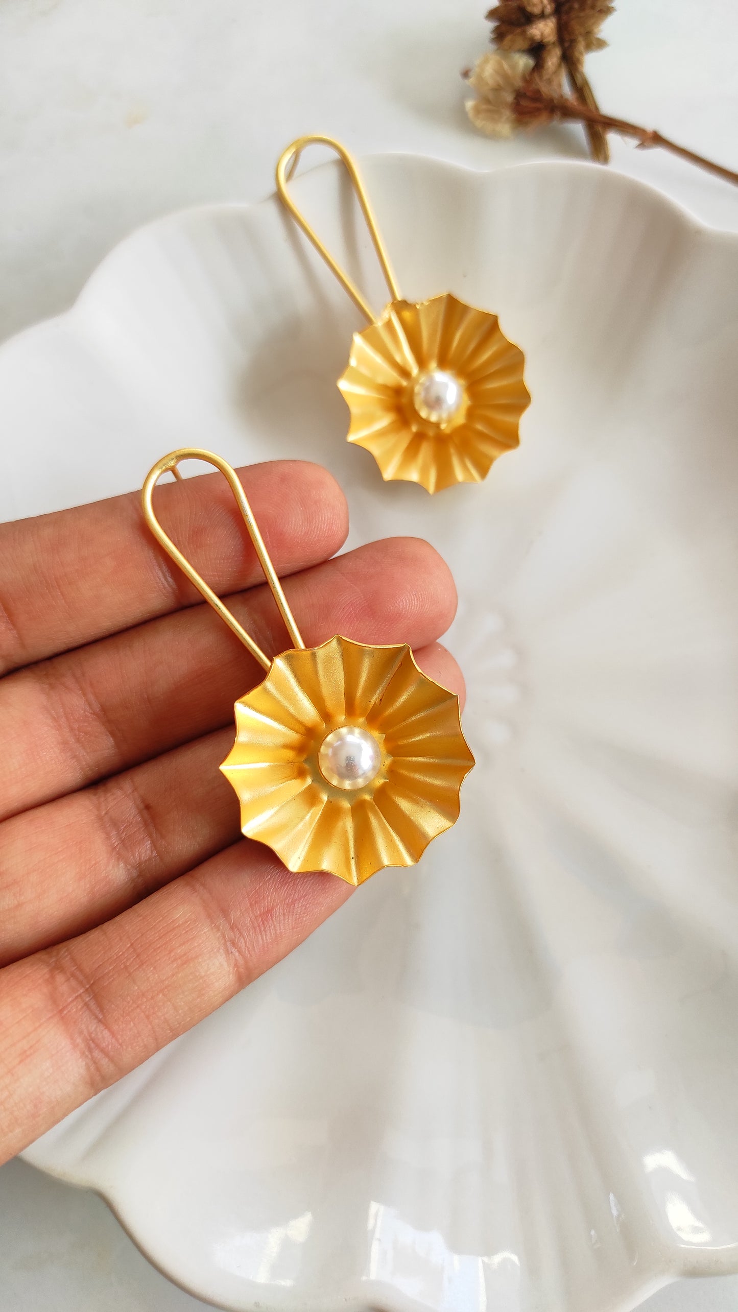 Flora golden pearl earrings