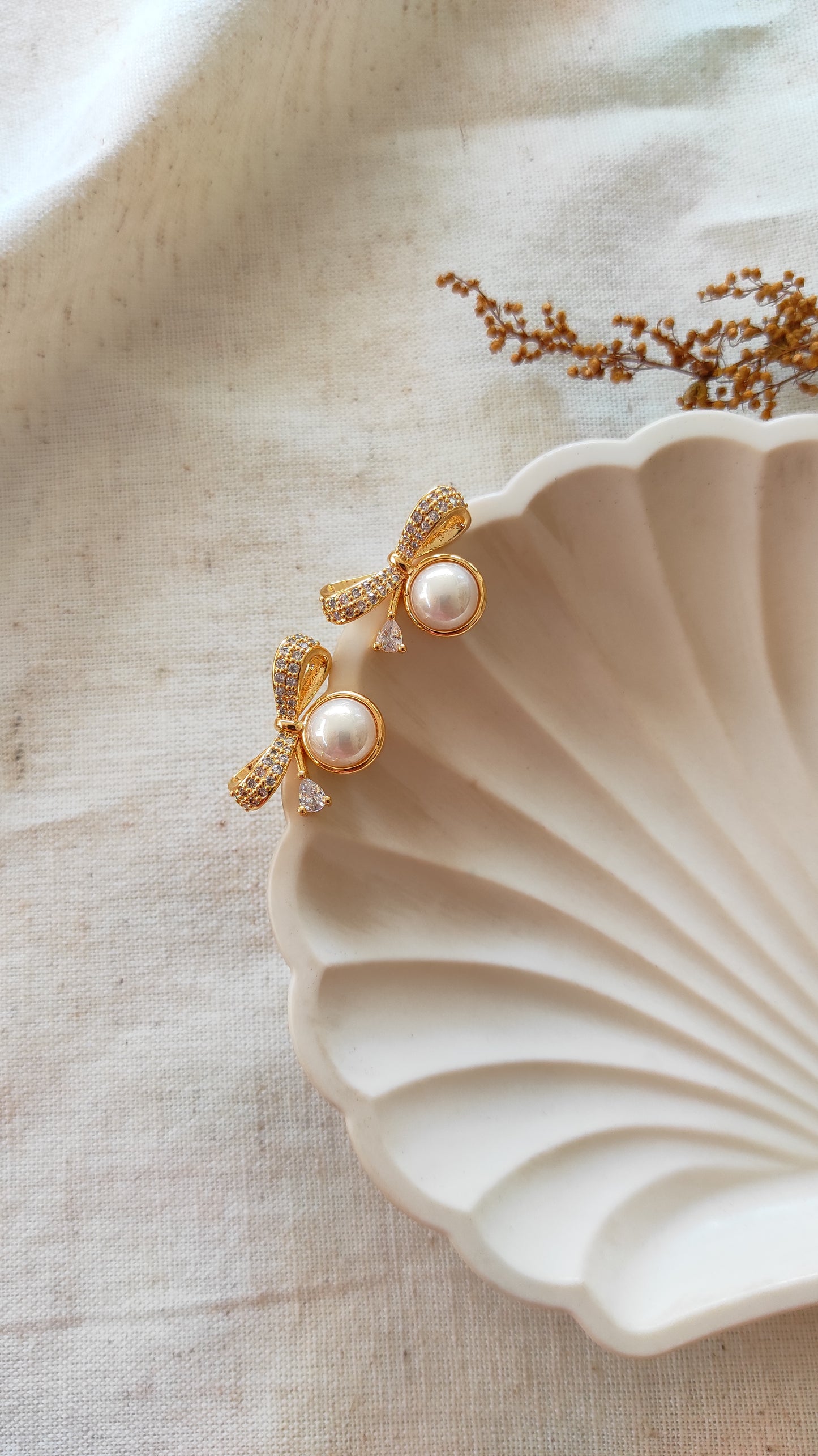 Korean golden pearl bow stud earrings