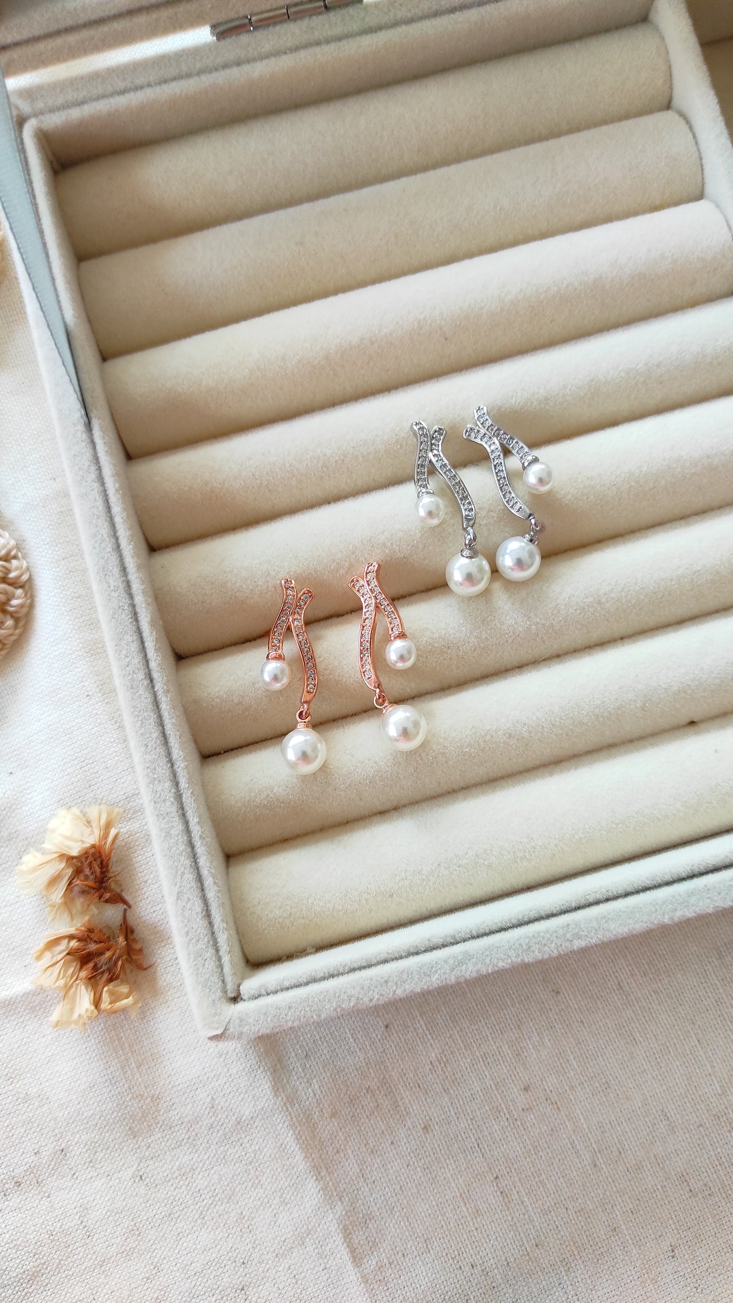 Pearl studs earrings