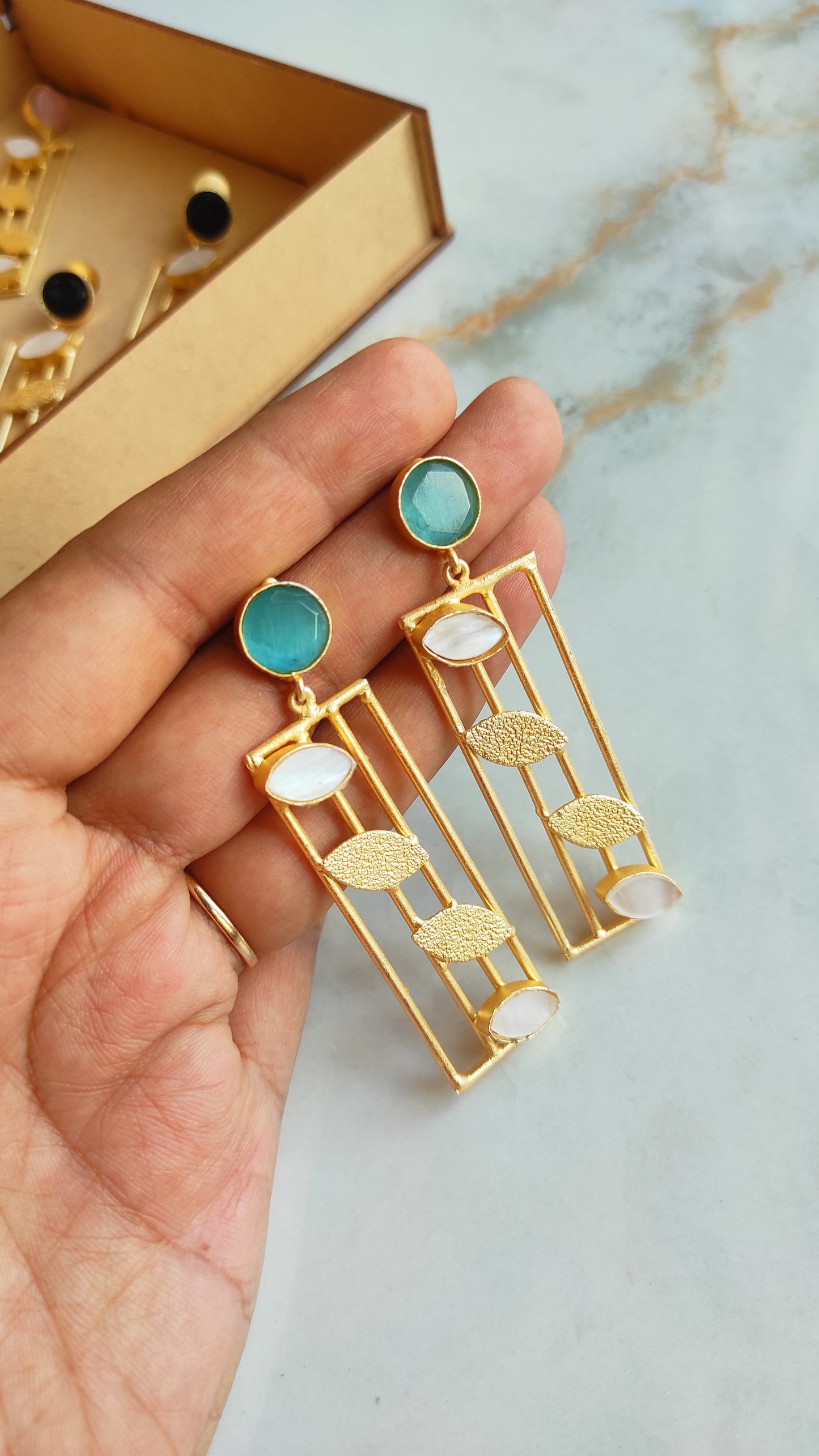 Rectangular leafy danglers