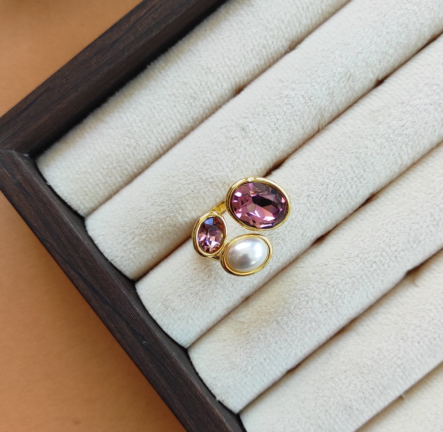 Shozni stone and pearl adjustable finger ring