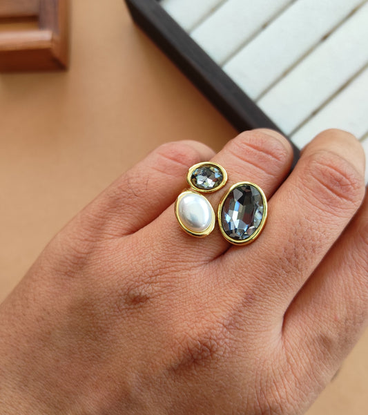 Shozni stone and pearl adjustable finger ring