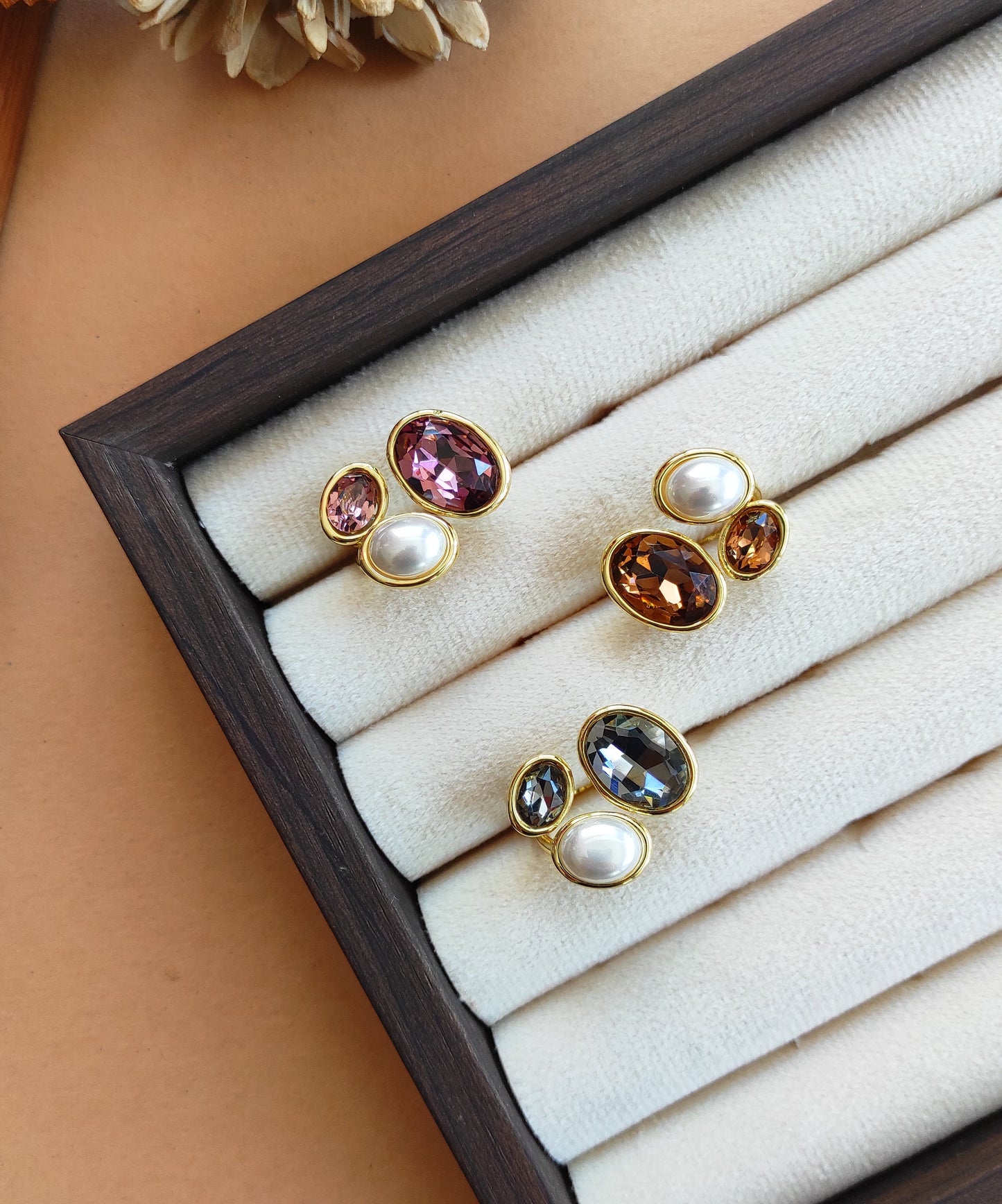 Shozni stone and pearl adjustable finger ring