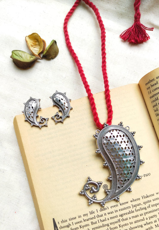 Paisley silver lookalike neckpiece with earrings